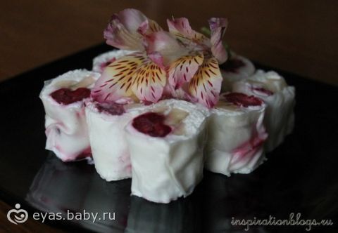 Десертные роллы с бананом и вишней